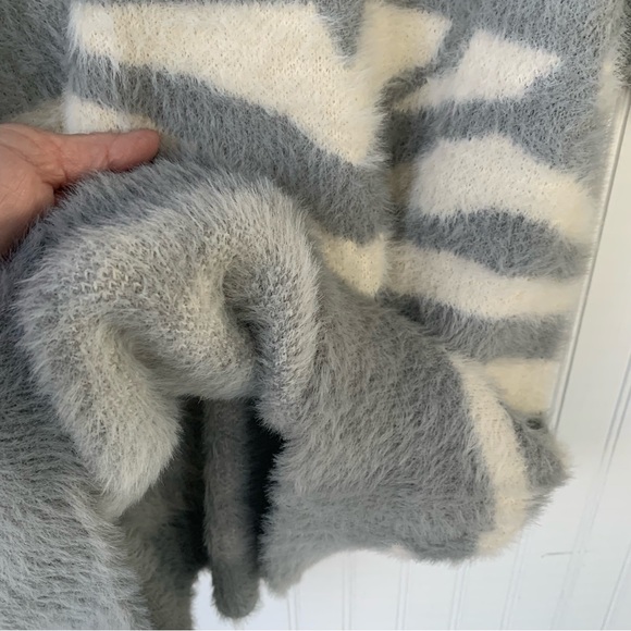 VERY J (NWT) SM- Gray & Creamy White Design, Long Sleeves, Softest Sweater Ever - Picture 5 of 8